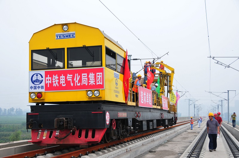 1-2  圖為津秦鐵路客運(yùn)專線接觸網(wǎng)導(dǎo)線架設(shè)作業(yè)現(xiàn)場(chǎng)。 李朝臻攝.jpg